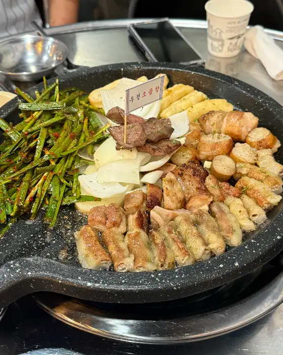 노릇하게 익어가는 다양한 부위의 곱창