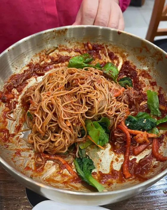 국수와 채소가 섞여 있는 비빔 국수 요리