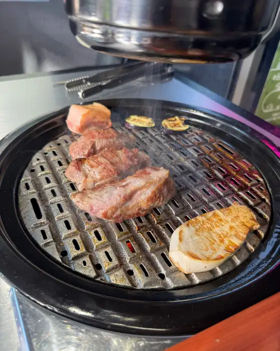 불판 위에서 익어가는 고기