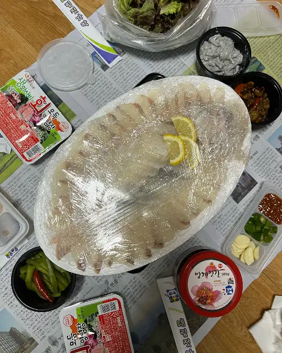신선한 모듬회가 정갈하게 담겨 나온 모습
