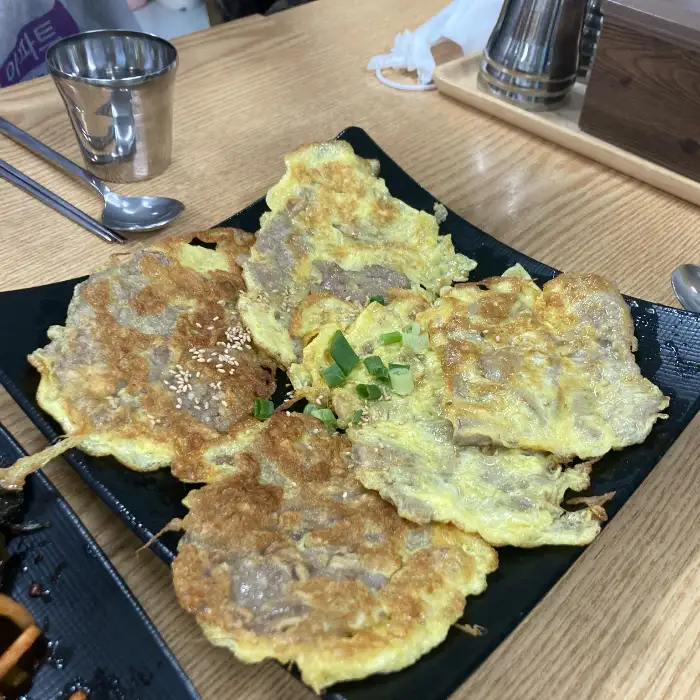 먹음직스럽게 플레이팅된 육전.