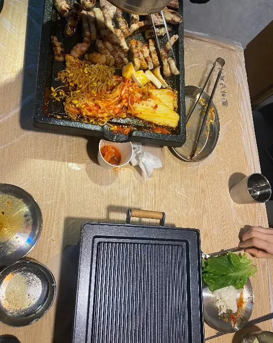 테이블 세팅과 구워지고 있는 고기 모습