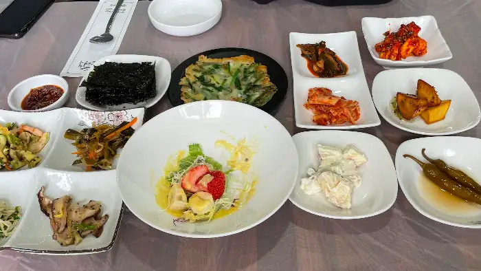 다양한 종류의 정갈한 밑반찬들