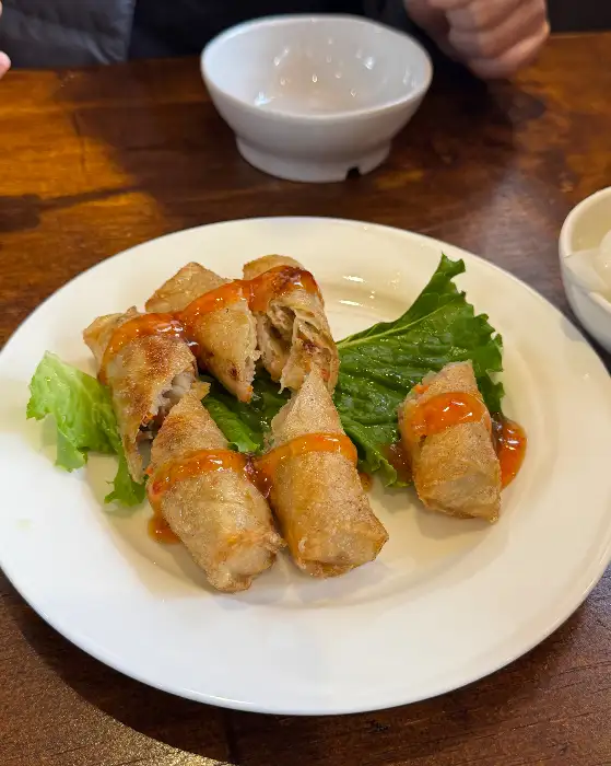 스프링롤 조각들이 접시에 담겨 있다