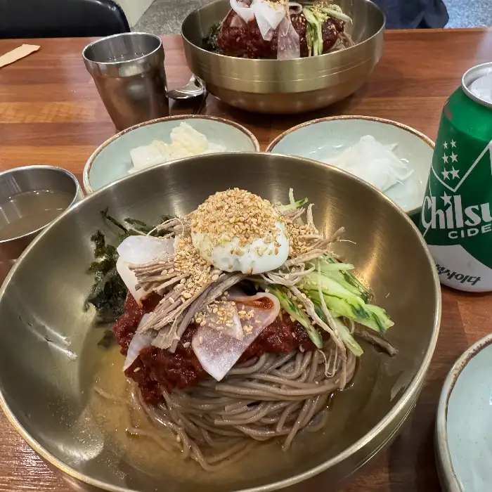 들기름 막국수와 수육 한 상차림