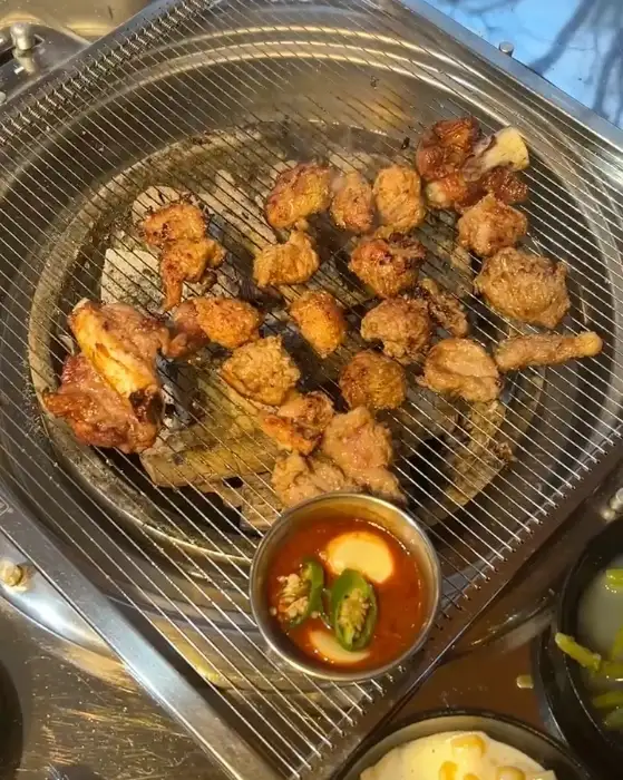 잘 익은 양념 갈매기살 한 점