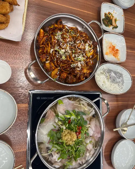 해물아구불고기 세트 메인 메뉴와 곁들임 찬