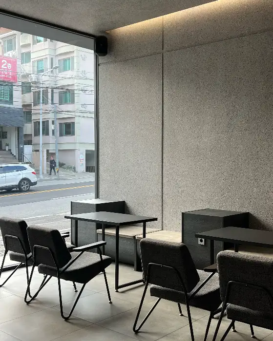 카페 내부 좌석 공간