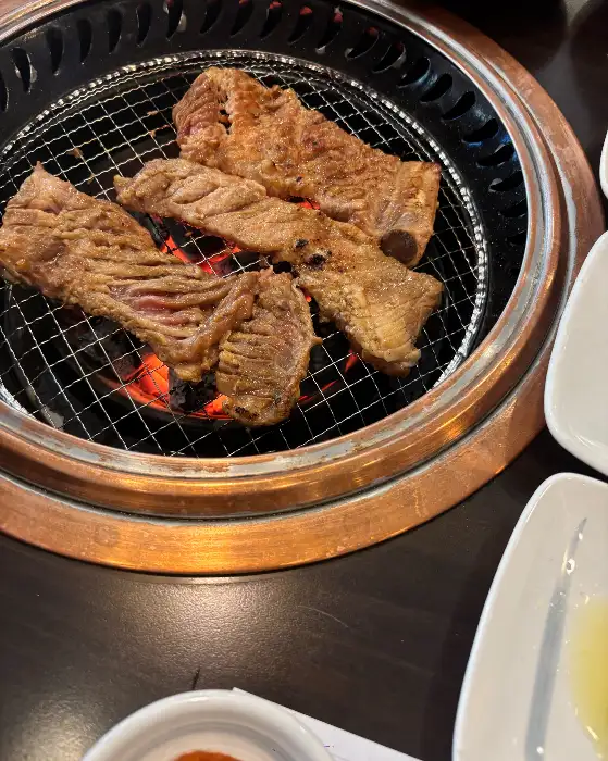 숯불 위에서 맛있게 익어가는 돼지갈비