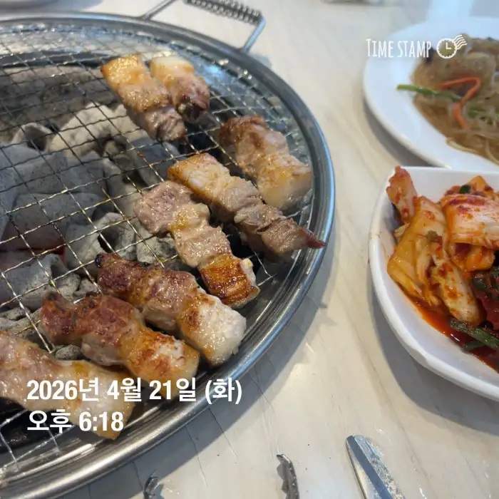 잘 구워진 삼겹살과 쌈 채소