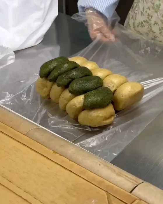 갓 나온 빵들