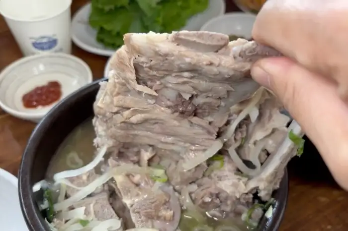 접짝뼈국의 뼈에 붙은 푸짐한 살코기
