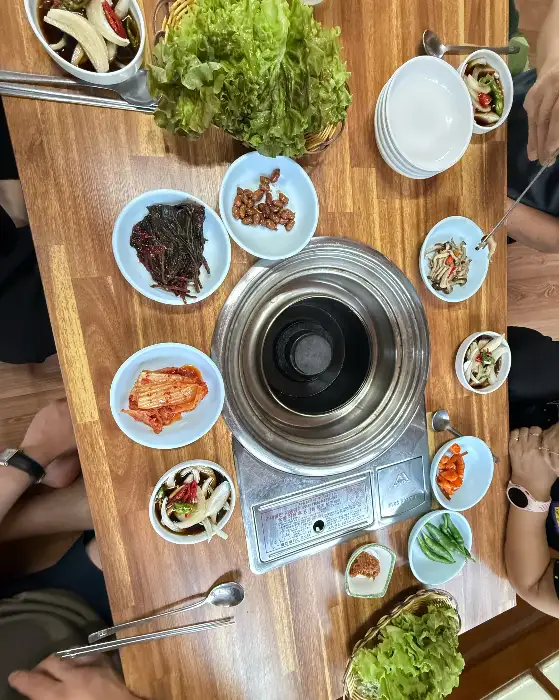 테이블에 차려진 밑반찬들