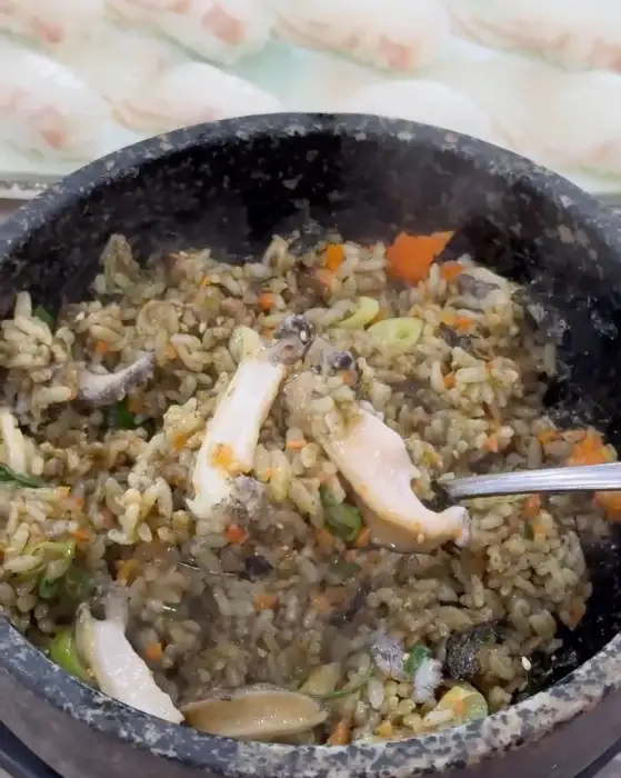 뜨겁게 끓고 있는 돌솥밥