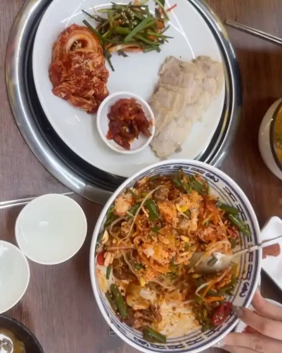 김치, 보쌈, 오징어, 쌈 채소가 플레이팅된 모습