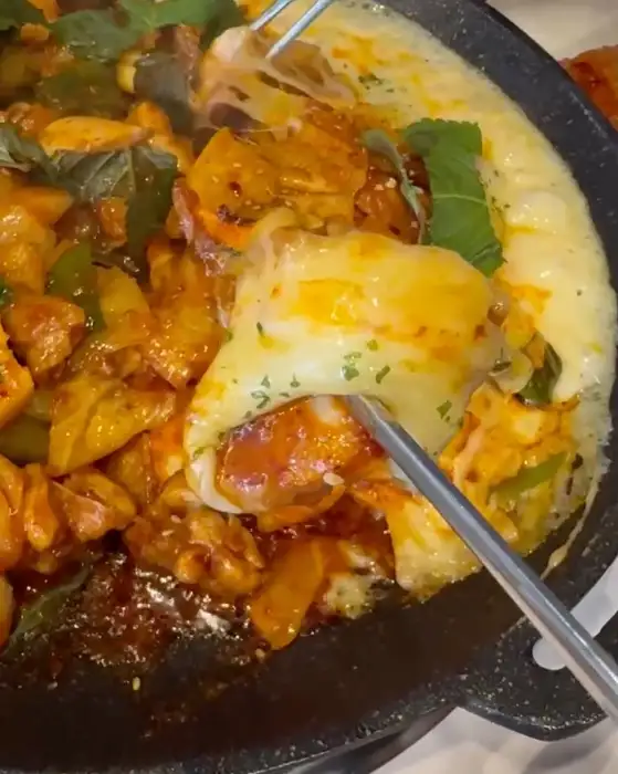 치즈가 쭉 늘어나는 닭갈비