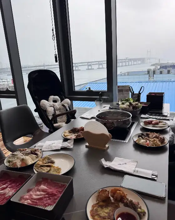창밖으로 보이는 부산 바다 풍경과 테이블 세팅