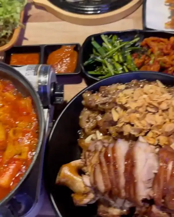 푸짐하게 차려진 족발 한 상