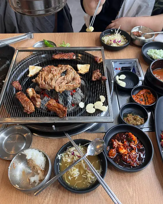 잘 익은 돼지갈비와 곁들여 먹을 밑반찬들