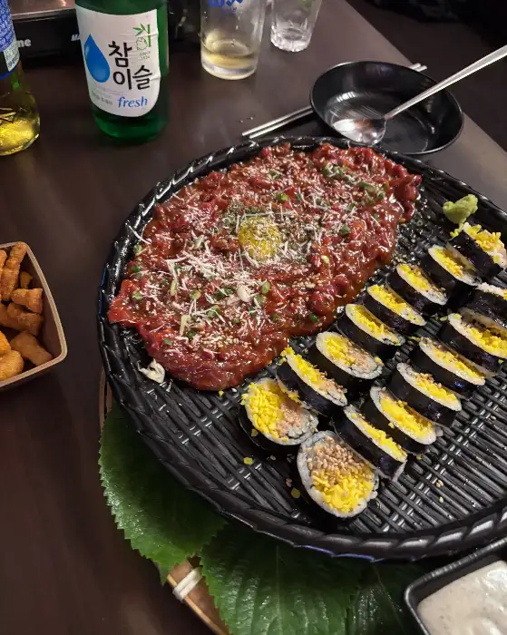 육회와 김밥이 함께 플레이팅된 모습