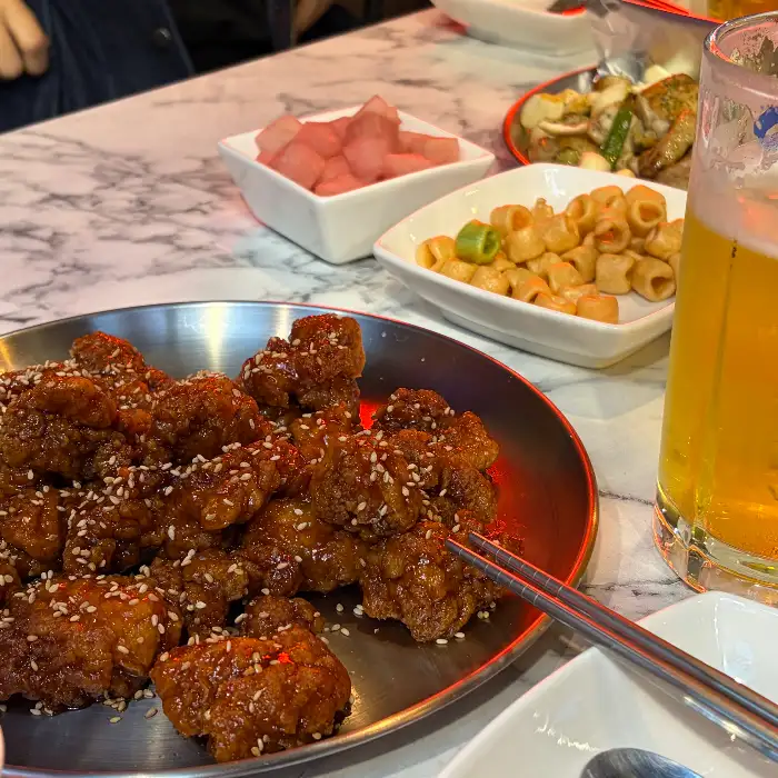 양념이 잘 배인 숯불 치킨