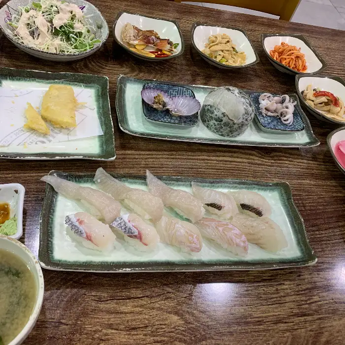 다양한 종류의 초밥이 가지런히 놓여 있는 모습