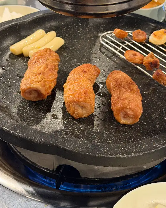 연잎 숙성 막창이 불판 위에서 맛있게 익어가고 있는 모습