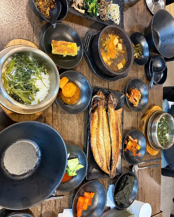 다양한 반찬이 세팅된 테이블 전체 모습