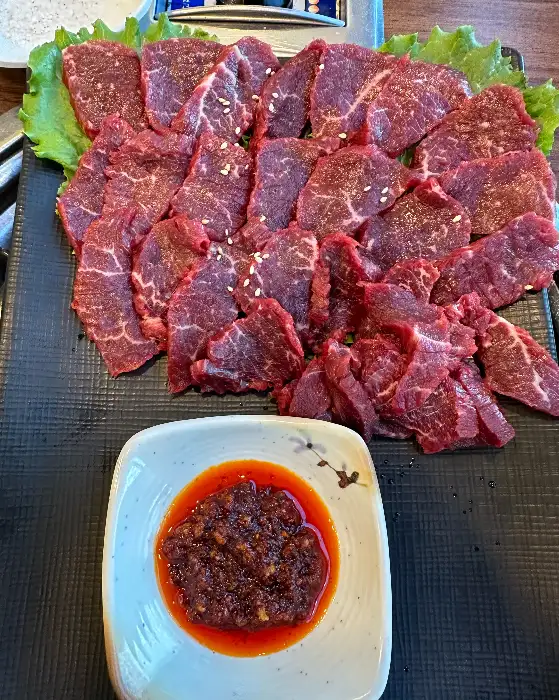 신선한 육회와 곁들임 찬