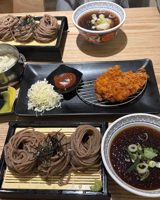 잘 차려진 소바와 돈까스 정식