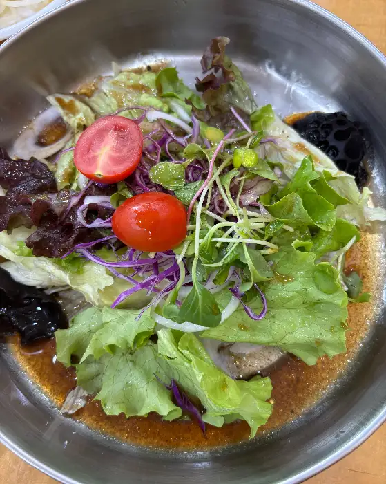 신선한 채소와 토마토가 어우러진 샐러드