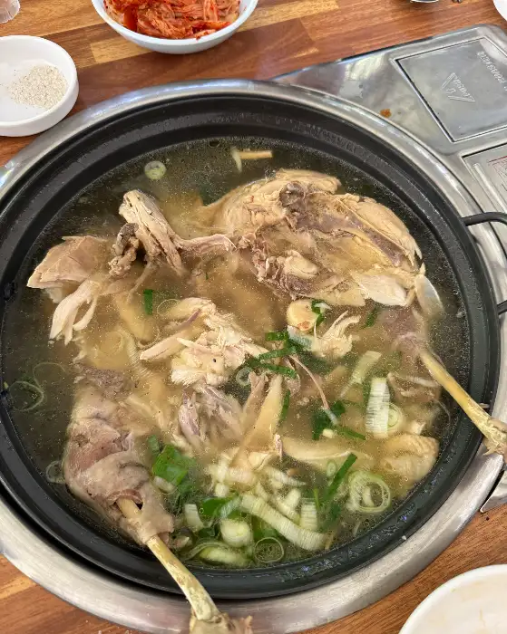 백숙 국물과 닭고기