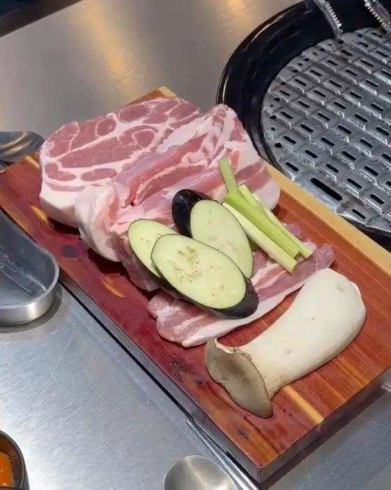 맛있게 구워진 목살 조각