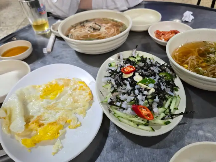 음식 테이블 세팅