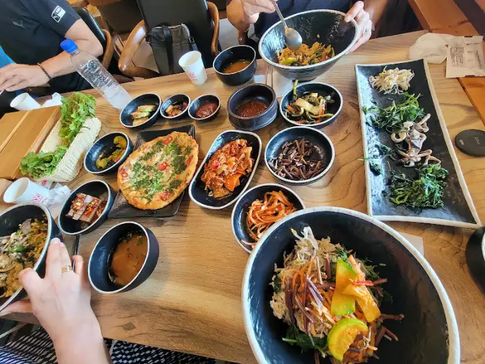 다양한 음식들이 꽉 찬 테이블