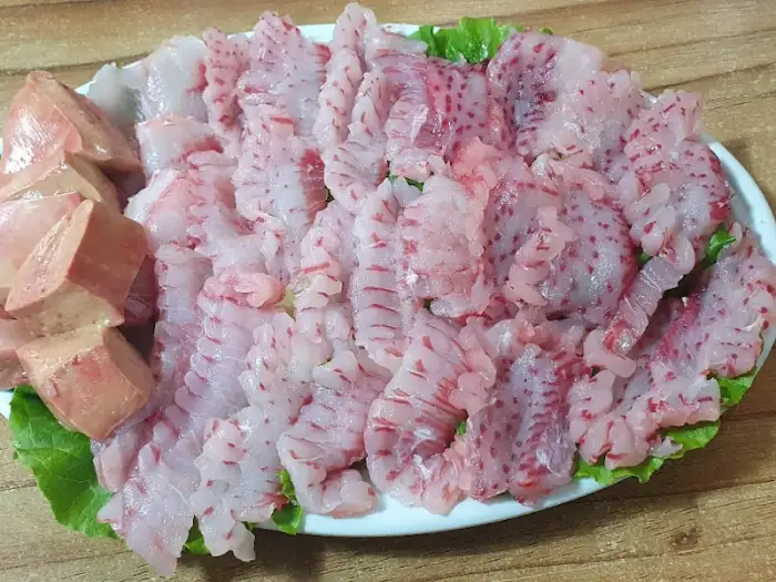 푸짐하게 차려진 황가오리회와 간