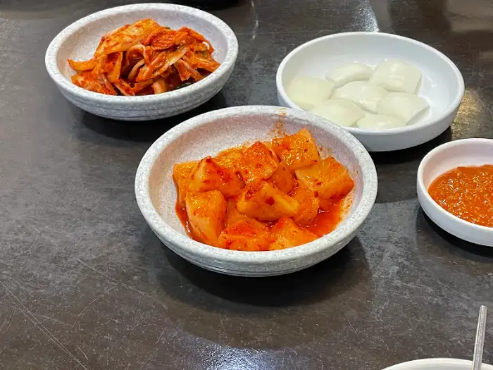 김치와 깍두기 등 밑반찬
