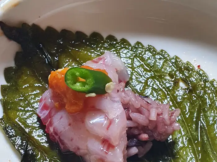 깻잎지에 싼 황가오리회와 밥, 고추
