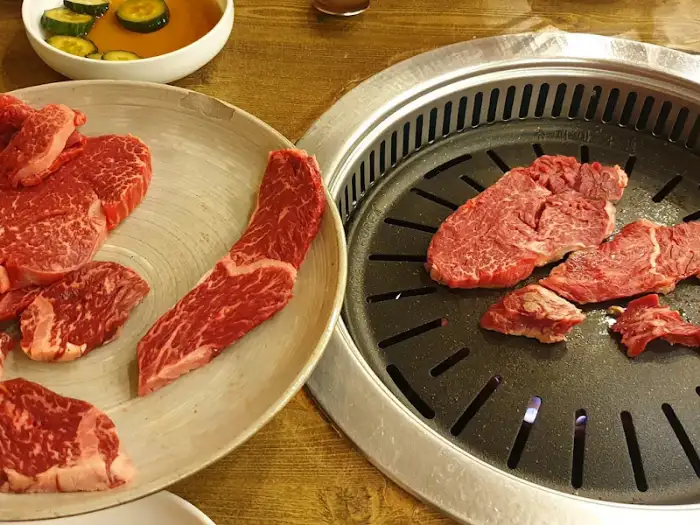 숯불 구이를 위한 불판과 신선한 한우