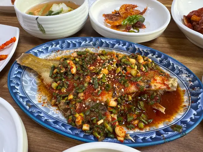 양념이 듬뿍 얹어진 생선 구이