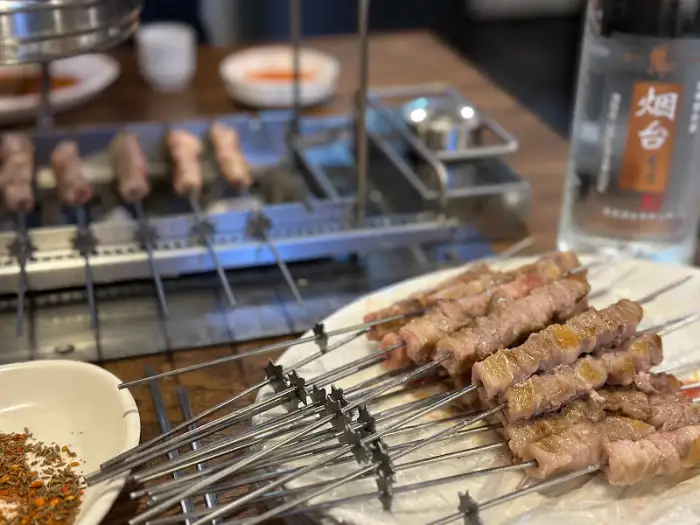노릇하게 구워진 양꼬치 꼬치들