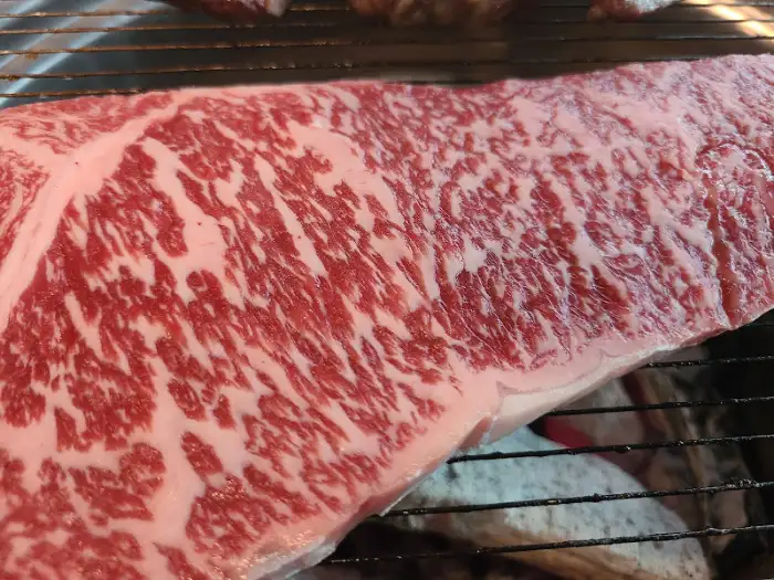 숯불 위에서 맛있게 구워지는 한우