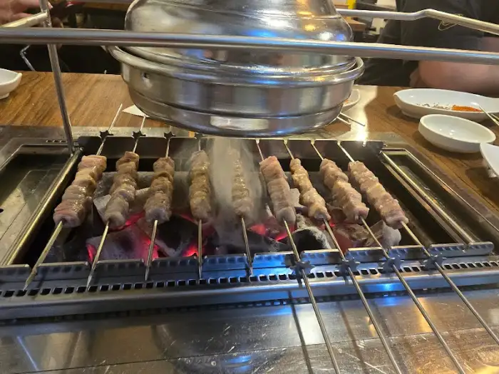 숯불 위에서 맛있게 익어가는 양꼬치 꼬치들