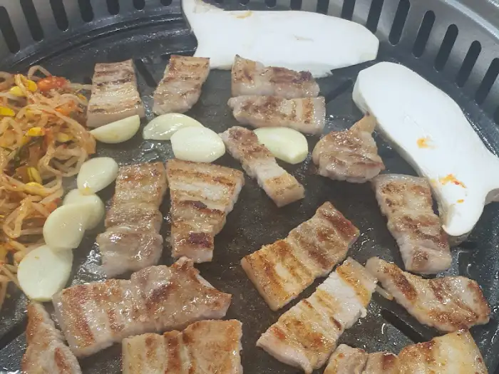 불판 위 삼겹살