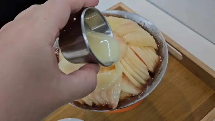 빙수 그릇과 망고