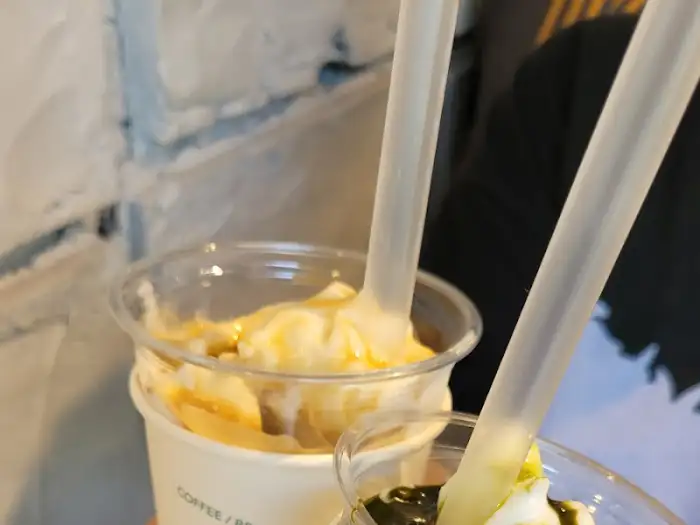 아이스 음료가 담긴 컵