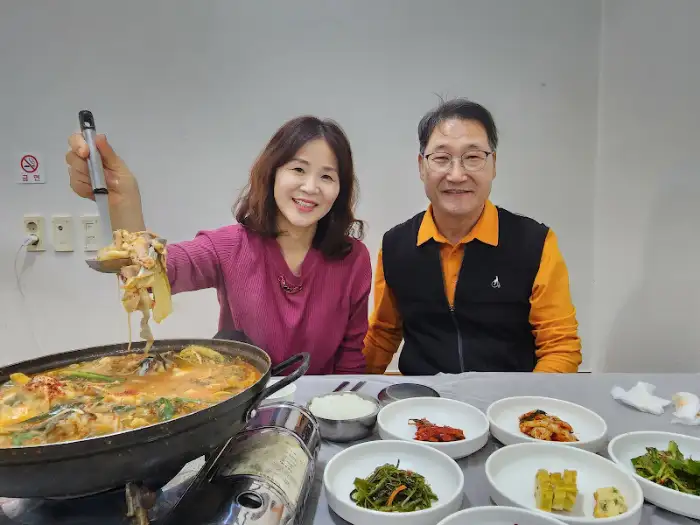 우포늪 식당 입구와 함께 놓인 풍성한 상차림