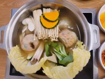 푸짐한 수제 만두와 콩국수, 혼밥도 든든하게!