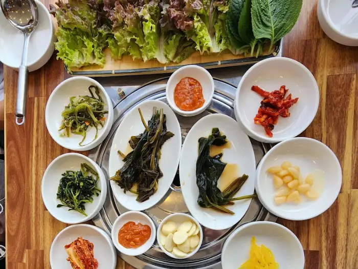다양한 밑반찬과 쌈 채소