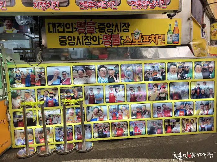 가게 벽면의 사진들